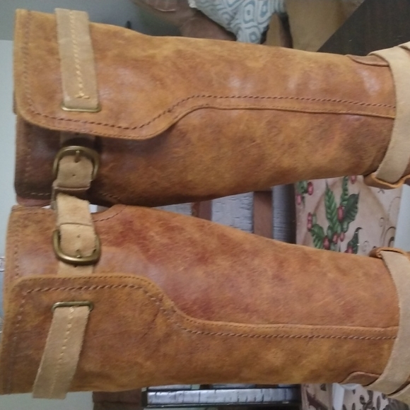 UGG Distressed Boots - Picture 10 of 16